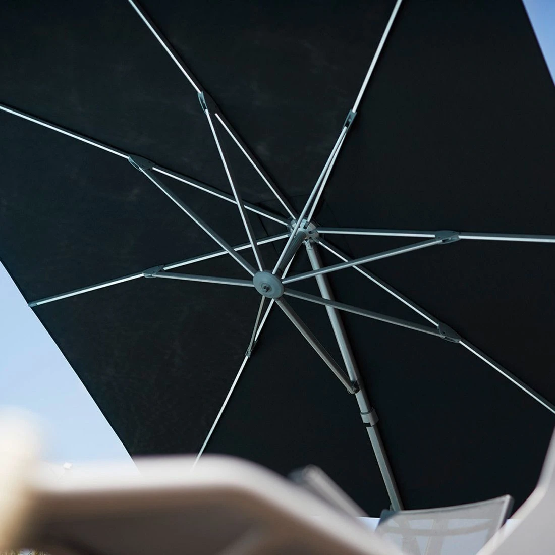 Kettler Easy Swing LED Ampelschirm Ø350cm Alu/Obravia Silber/Schwarz 5 Kettler Easy Swing LED Ampelschirm Ø350cm Alu/Obravia Silber/Schwarz – Bild 5